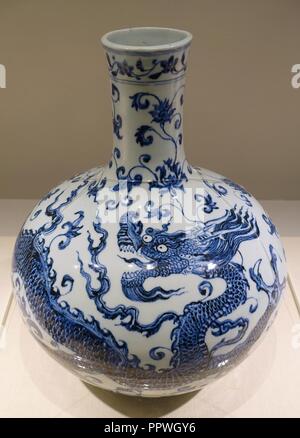 Vaso bottiglia con dragon e design arabesque, Cina, Jingdezhen forno, dinastia Ming, periodo Yongle, 1403-1424 annuncio, blu e bianco - Foto Stock
