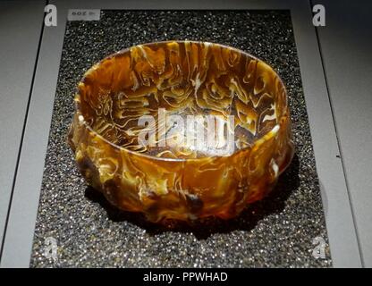 Ciotola con guscio nervata, Italia, Romano, 1 al 50 D.C. mosaico di vetro - Foto Stock