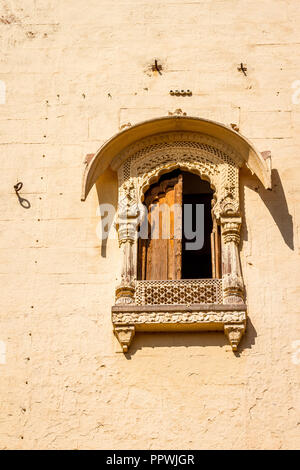 In alto finestra e parete crema Meherangarh Fort, Jodhpur Foto Stock