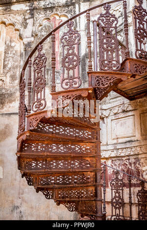 Curva ornati scalinata in ferro battuto in Meherangarh Fort, Jodhpur, Rajasthan, India Foto Stock