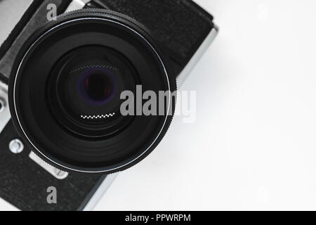 Molto vecchio vintage nero reflex fotocamera nero con lente vista dall alto con copia spazio e sfondo bianco Foto Stock
