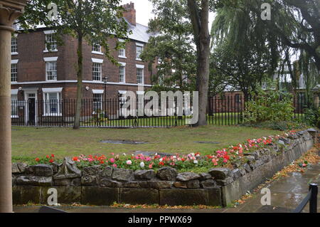 Motivi di Selby Abbey nel vento e pioggia da portali Yorkshire, Inghilterra Foto Stock