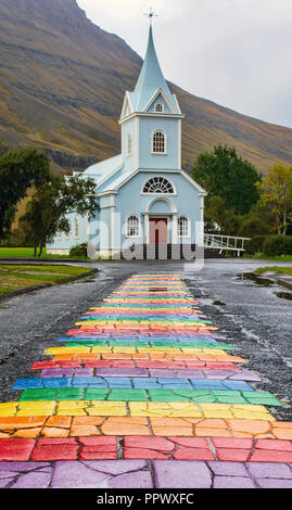 Seyðisfjarðarkirkja: la famosa chiesa blu in posizione circostante: Seyðisfjörður, Islanda. Foto Stock