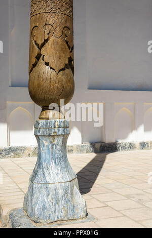 Frammento di una colonna nel complesso memoriale Bahouddin Naqshbandi in Bukhara, Uzbekistan. Foto Stock