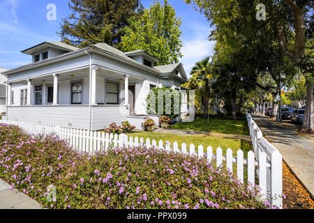 Vista esterna della casa in legno circondato da un recinto di bianco in una delle zone residenziali di Palo Alto, South San Francisco Bay Area Foto Stock