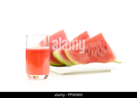 Un bicchiere di succo di frutta fatta da acqua dolce melone isolati su sfondo bianco. Foto Stock