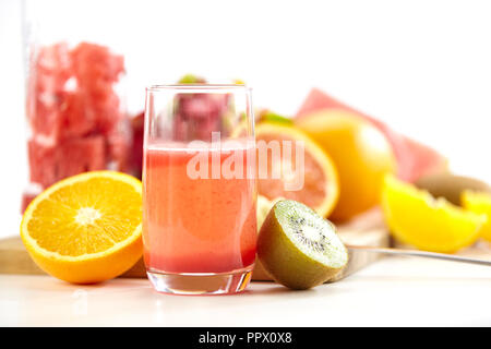 Un bicchiere di succo di frutta fatta da frutti freschi isolati su sfondo bianco. Foto Stock