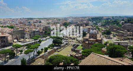 Via dei Fori Imperiali e il Foro Romano. Foto Stock