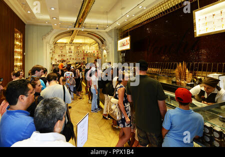 Gelato Italiano servito al gelateria Venchi a Roma. Foto Stock