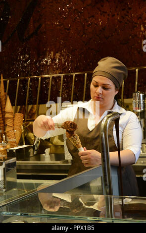 Gelato Italiano servito al gelateria Venchi a Roma. Foto Stock