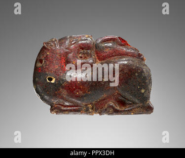 Telecomando: Lion con uccello; Italia; 600 - 550 B.C; ambra; 42 × 60 × 15 mm, 1 5,8 × 2 3,8 × 9,16 in Foto Stock