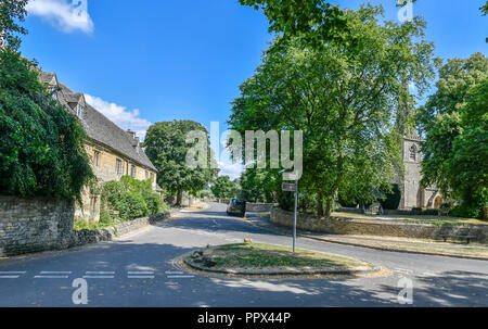 LOWER SLAUGHTER, il Costwolds, GLOUCESTERSHIRE, Inghilterra - 14 luglio 2018: Cotswold cottage in pietra in estate nel pomeriggio la luce del sole Foto Stock