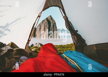 Matura in sacchi a pelo godendo di Mountain View dalla tenda da campeggio viaggi vacanze godendo di uno stile di vita di avventura buongiorno outdoor in Norvegia Foto Stock