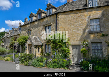 Inghilterra, Gloucestershire, Cotswolds, Lower Slaughter in estate, Riverside cotswold cottage in pietra Foto Stock