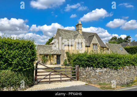 Inghilterra, Gloucestershire, Cotswolds, Lower Slaughter in estate, Riverside cotswold cottage in pietra Foto Stock