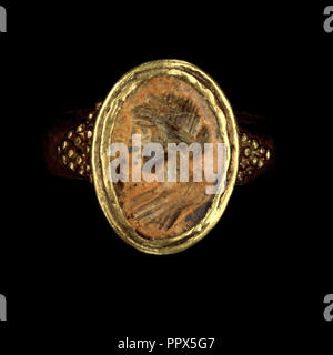 Anello; Impero Romano; 250 - 400; oro, corniola; 2,5 × 2,3 cm, 1 × 7,8 in Foto Stock