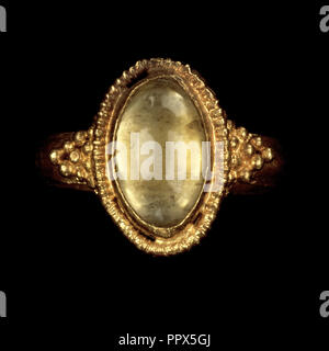 Anello; Impero Romano; 250 - 400; oro, cristallo di rocca; 2,9 × 2,5 cm, 1 1,8 × 1 in Foto Stock