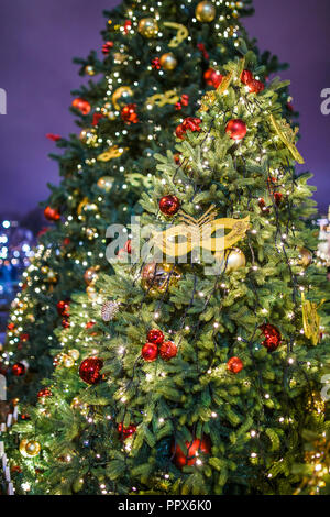 Immagine del nuovo anno decorate abeti sullo sfondo del cielo blu scuro Foto Stock