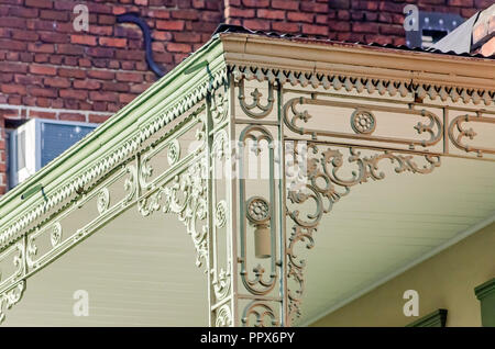 Un ferro battuto balcone è raffigurato nel Quartiere Francese di New Orleans, in Louisiana. Foto Stock