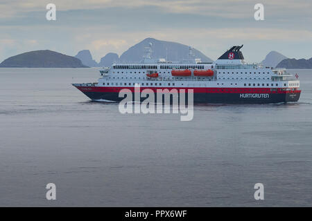 Il norvegese Hurtigruten traghetto, MS Richard con uscire Havøysund, Vela Southbound. La Norvegia. Foto Stock