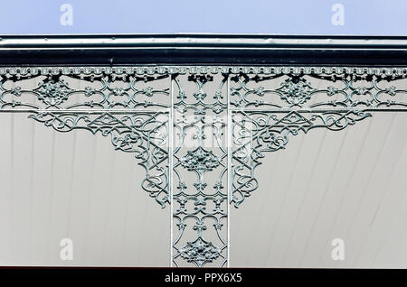 Un ferro battuto balcone è raffigurato nel Quartiere Francese di New Orleans, Louisiana.close Foto Stock
