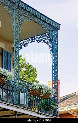Un ferro battuto balcone è raffigurato nel Quartiere Francese di New Orleans, in Louisiana. (Foto di Carmen K. Sisson/Cloudybright) Foto Stock