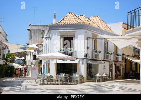 Ristoranti e negozi nell'angolo di R da Gama nel centro della città, Faro, Algarve, Portogallo, dell'Europa. Foto Stock