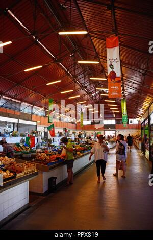 Shoppers guardando i prodotti freschi per la vendita nel mercato coperto, Olhau, Algarve, Portogallo, dell'Europa. Foto Stock