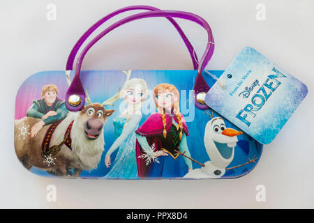 Occhiali da sole caso con caratteri su dal film Disney congelati - Anna, Elsa, Olaf isolati su sfondo bianco Foto Stock