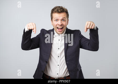 Ritratto di un giovane uomo di affari puntando su informazioni importanti Foto Stock