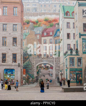 La Fresque des Québécois - una massiccia trompe-l'oeil murale dipinto sul lato della Maison Soumande e raccontando la storia della città di Québec. Foto Stock