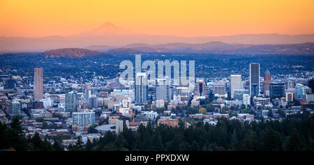 Centro di Portland, Oregon al tramonto dalla Pittock Mansion Foto Stock