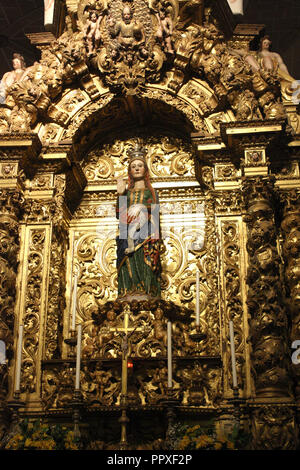 Statua della Vergine Maria, evidentemente in stato di gravidanza, all interno della cattedrale a Evora in Portogallo. Foto Stock