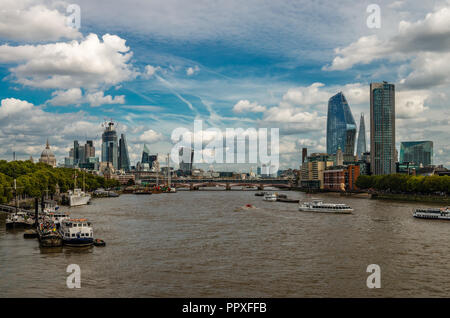 London / UK - 15 Settembre 2018: vista sulla East London skyline da Waterloo bridge. Foto Stock