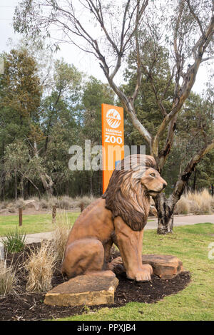 Statua di un leone in ingresso al Taronga Western Plains Zoo,Dubbo NSW Australia. Foto Stock