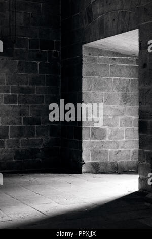 Vista spaventoso della cava sul vecchio muro di pietra in chiesa con profonde ombre e luci. Concetto inorridire, spaventoso, misterioso, astratta, fantasma, timorosi, con spa Foto Stock