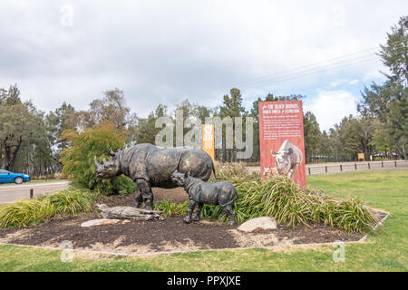 Statua di un rinoceronte e baby in ingresso al Taronga Western Plains Zoo, Dubbo NSW Australia. Foto Stock