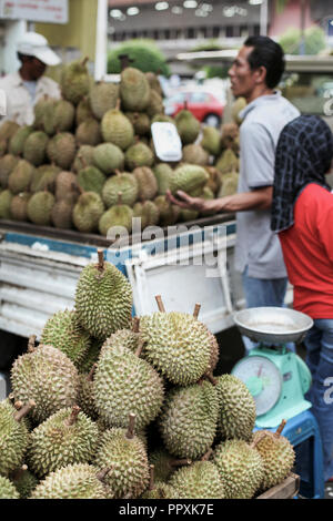 Frutta Durian per la vendita al mercato in Kota Kinabalu, Borneo Malaysia Foto Stock