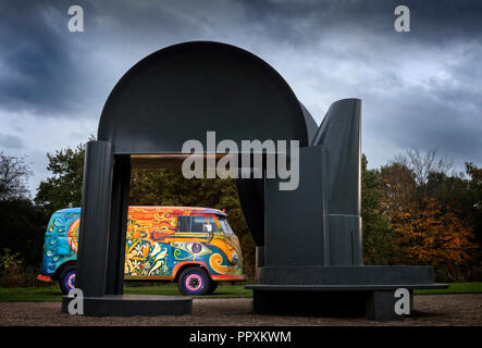 Anni sessanta VW T1 Transporter van nel Yorkshire Sculpture Park accanto a 'passeggiata' una scultura da Sir Anthony Caro. Foto Stock