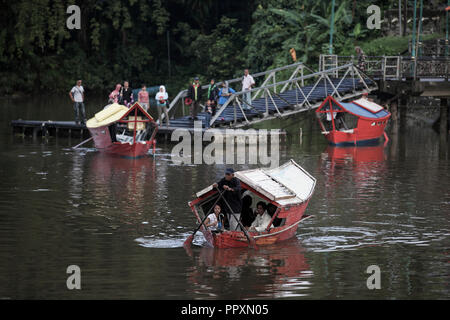 In Sampan barca in legno ferries persone davanti al Fiume Sarawak a Kuching, Borneo Foto Stock