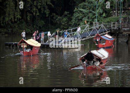In Sampan barca in legno ferries persone davanti al Fiume Sarawak a Kuching, Borneo Foto Stock