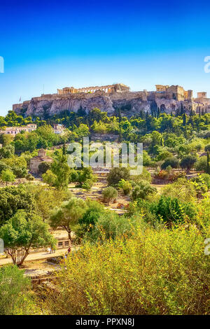 Giornata Atene paesaggio panoramico con vista sull'Acropoli contro il cielo blu, Grecia Foto Stock