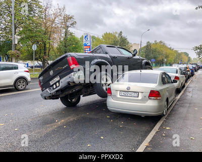 Mosca, Russia. Il 28 settembre 2018. Il carrello si è schiantato in un certo numero di automobili e guidato sul tetto della vettura in una collisione di diversi veicoli su Settembre 28, 2018 a Mosca, Russia Credito: Dmitry Vinogradov/Alamy Live News Foto Stock