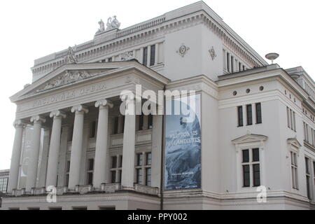 06 settembre 2018, la Lettonia, Riga: l'Opera Nazionale Lettone è la pubblicità delle prestazioni di Wagner's opera 'Klistosais holandietis' ('Il Flying Dutchman') con un poster. L'Opera Nazionale Lettone è di celebrare un anniversario speciale con una nuova produzione. Nel 1918 la neonata ensemble ha preso i suoi primi passi con una performance dei primi lavori del tedesco il genio musicale. Cento anni dopo la premiere della produzione dal direttore V. Kairiss avrà luogo il 28.09.2018. (A dpa " Richard Wagner in Lettonia: Riga mostra "Flying Dutchman" dal 28.09.2018) Foto: Alexander Welscher/dpa Foto Stock