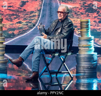 06 settembre 2018, Amburgo: [ATTENZIONE: pubblicazione vietati prima: 24 settembre 2018 alle 00:01.] US attore Peter Fonda sul palco durante la registrazione del nuovo spettacolo TV 'Gottschalks grosse 68er Show' ('Gottschalk la Big Show di '68'). Il sabato sera show sarà trasmesso sulla ZDF il 06 ottobre 2018. Foto: Daniel Bockwoldt/dpa Foto Stock