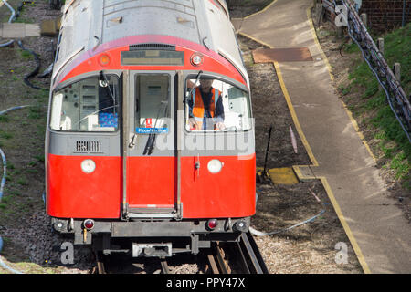 Londra, Inghilterra, Regno Unito. 28 Settembre, 2018. Fuori servizio linea Piccadilly della metropolitana treni in Boston Manor deposito a causa di uno sciopero dal RMT. Lo sciopero e la 48-hour walkout è dovuto al fine di oggi. © Jansos/ Alamy Live News. Foto Stock