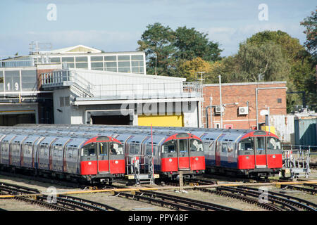 Londra, Inghilterra, Regno Unito. 28 Settembre, 2018. Fuori servizio linea Piccadilly della metropolitana treni in Boston Manor deposito a causa di uno sciopero dal RMT. Lo sciopero e la 48-hour walkout è dovuto al fine di oggi. © Jansos/ Alamy Live News. Foto Stock