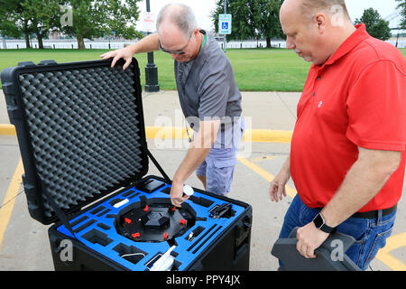 Iowa (USA). 31 Agosto, 2018. WQAD Canale 8 capo fotografo Andy McKay, sinistra e Doug Froehlich scaricare 'NED'' (acronimo di News otto Drone) dal caso in Le Claire Park Venerdì 31 Agosto, 2018. Credito: Quad-City volte/ZUMA filo/Alamy Live News Foto Stock