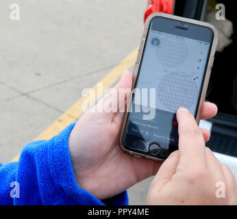 Iowa (USA). 31 Agosto, 2018. WQAD Canale 8 fotografo Jenny Hipskind mostra le app sul suo telefono che mostra le aree che sono off limits per gli operatori drone. Credito: Quad-City volte/ZUMA filo/Alamy Live News Foto Stock