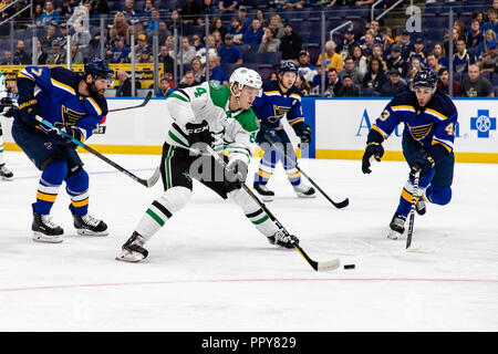 San Louis, Stati Uniti d'America. 28 Settembre, 2018. NHL pre-stagione: Dallas Stars a San Louis Blues. Roope Hintz (24) dekes attraverso la difesa nel primo periodo. ©Ben Nichols/Alamy Live News Foto Stock